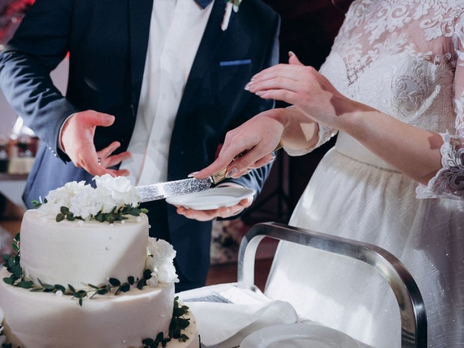 60 Cake Cutting Songs That Will be the Icing on the Wedding Cake
